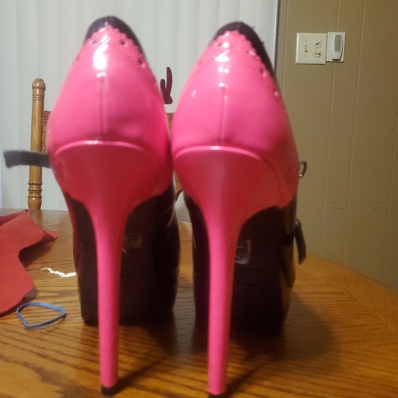 Charlotte Russe,  size 9, pink & black heels - Picture 2 of 4